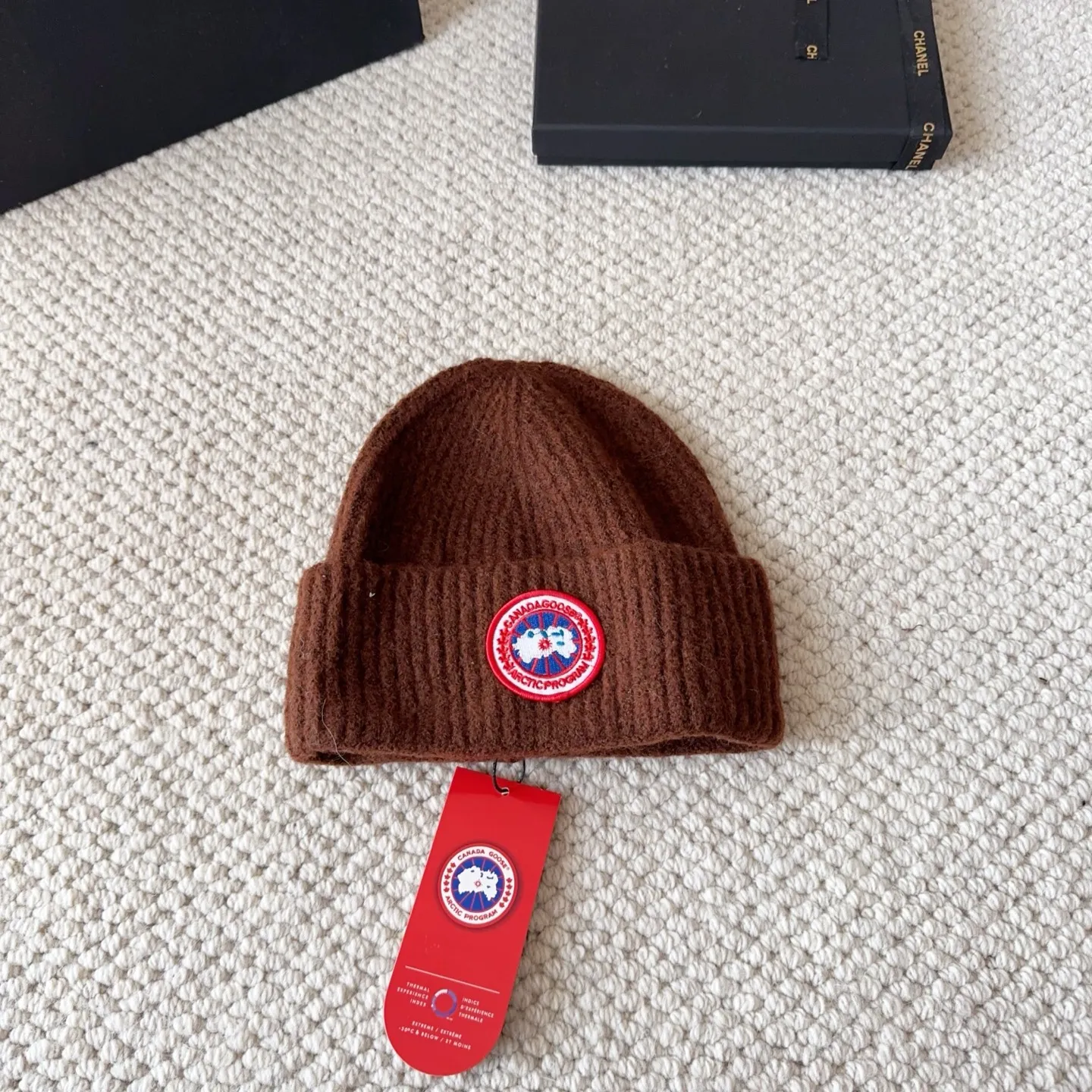 💰60 CANADA GOOSE Canada Goose winter warm cashmere cold hat. Rabbit wool material, thick feel, not easy to deform. Fashionable and versatile couple hat, imported embroidery logo, cashmere cotton yarn, sold in high quality three colors. Head circumference: 55-58cm available